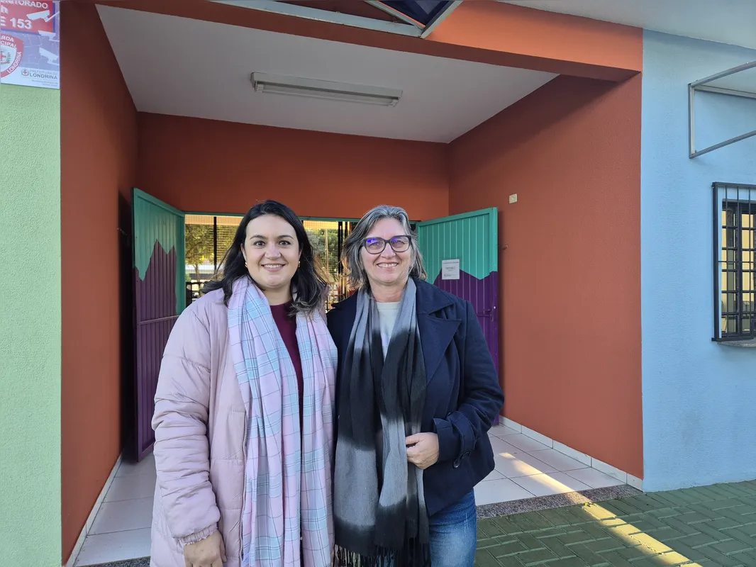 A diretora da E.M. Maestro Roberto Panico, Thatiane Verni Lopes de Araújo,  com a professora universitária Ana Mauricéia Castellani: parceria para levar inovação tecnológica à escola