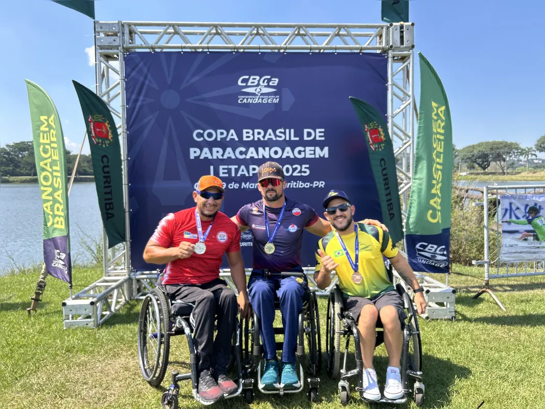 Ao centro, Igor Tofalini celebra título da Copa Brasil de Paracanoagem
