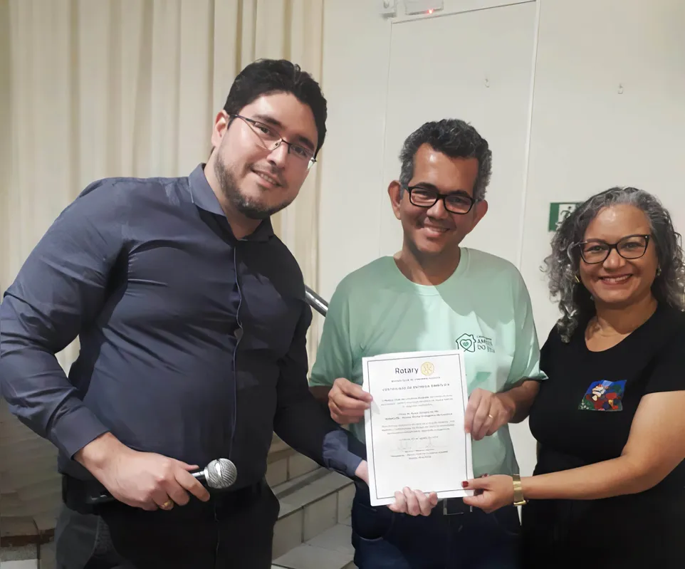 O presidente Marlon P. Santos com o representante da Casa de Apoio Amigos do HU, Pedro Vitor da Silva, e a representante do NUSELON, Regieli Dias Caminhola