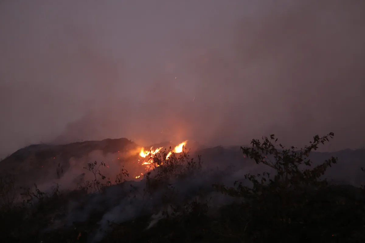 Imagem ilustrativa da imagem Incêndio em aterro sanitário de Cambé já passa de dez dias