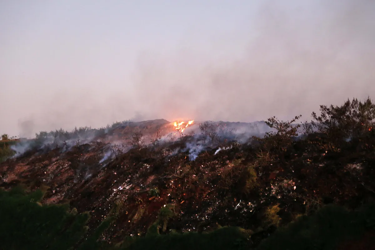 O fogo no aterro sanitário de Cambé começou no dia 7 de junho e queima resíduos verdes: desafio para o Corpo de Bombeiros
