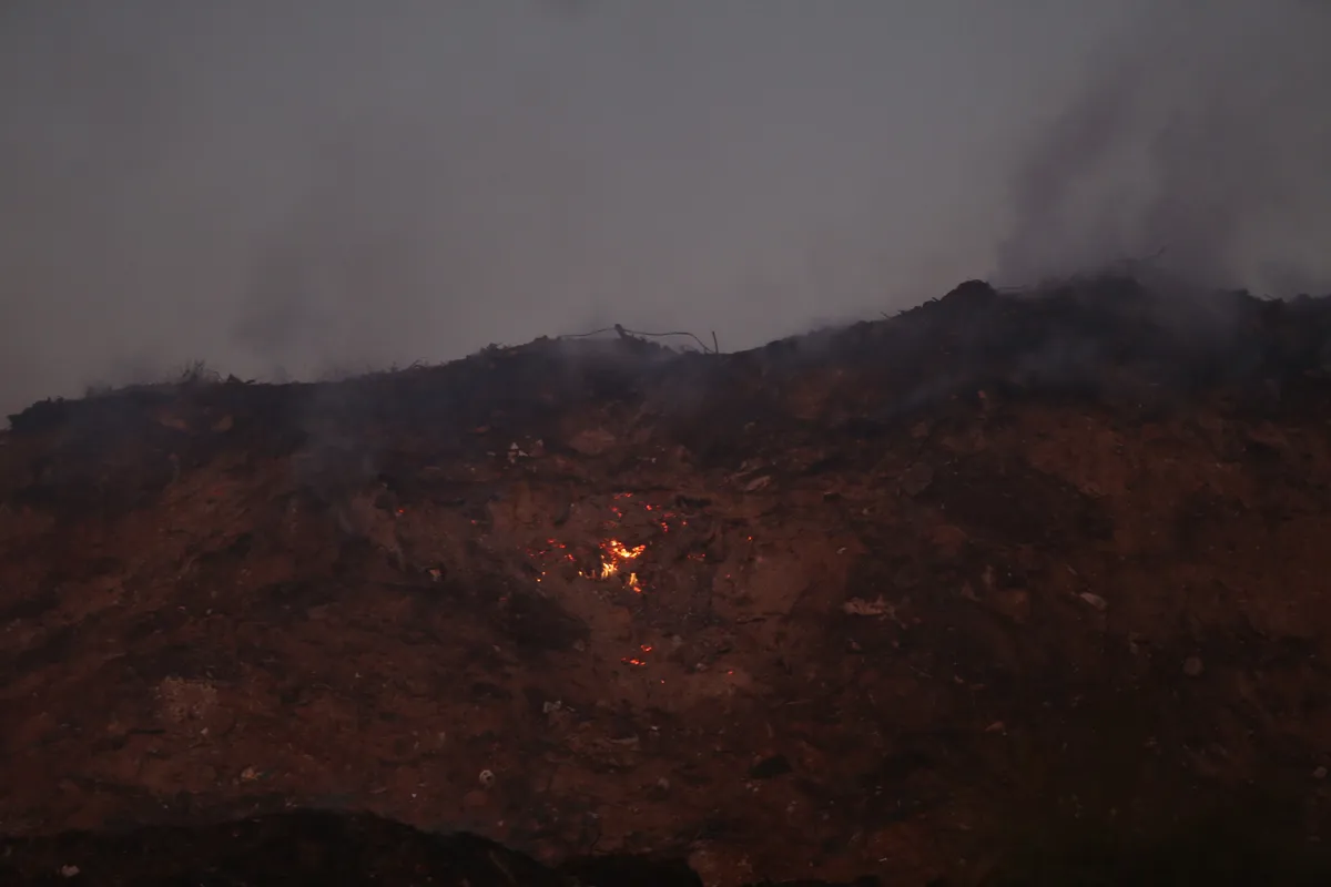 Incêndio persistente ocorre em resíduos verdes do aterro, como folhas, galhos e serragem