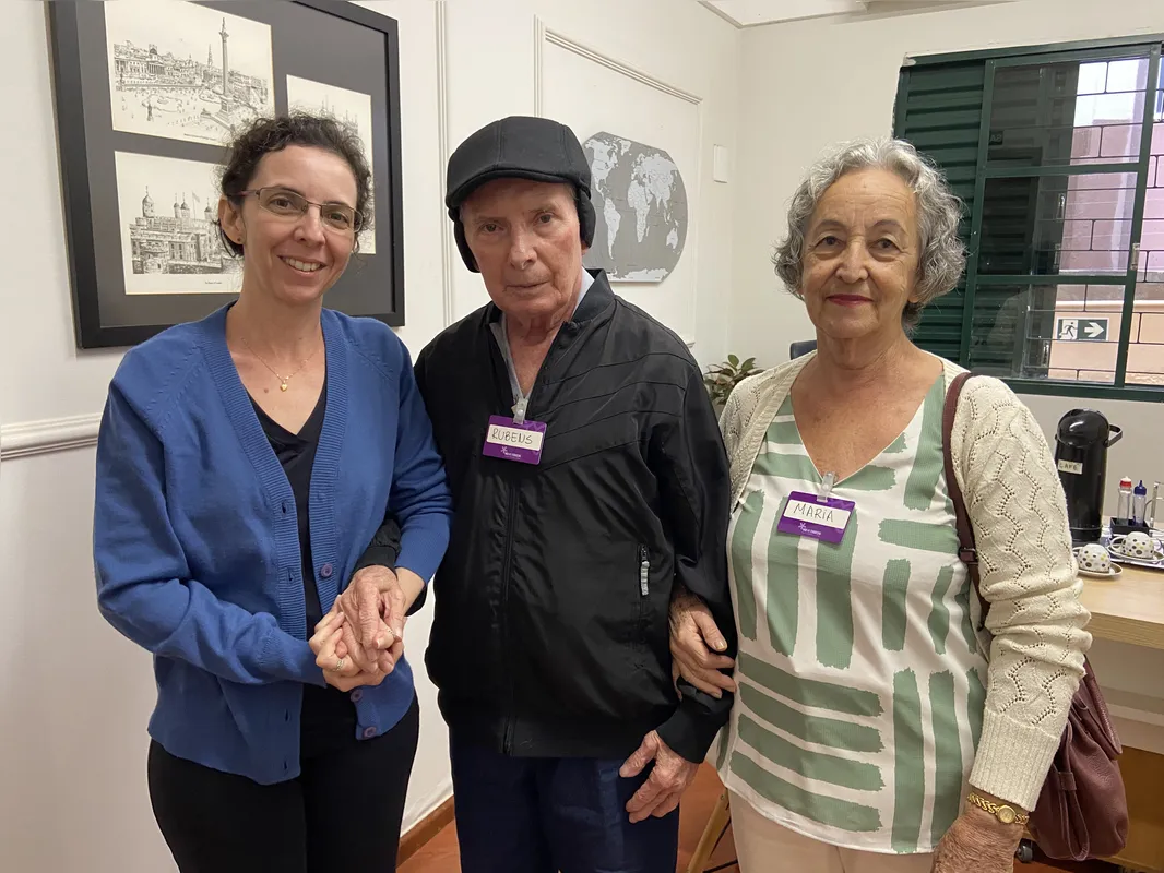 Regiani dos Santos e a mãe Maria Conceição acompanham Rubens no instituto: "A gente soma atividades que mantêm o cérebro mais ativo"