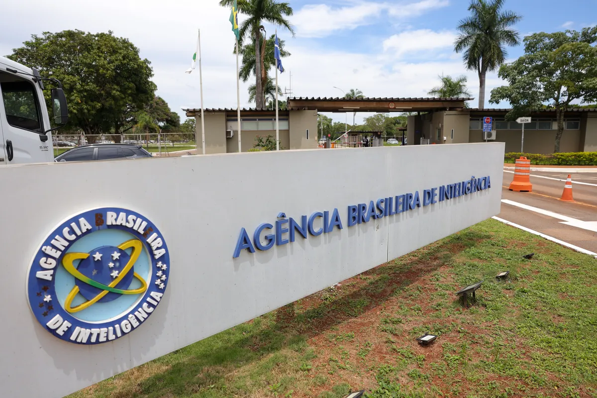 O inquérito sobre a "Abin paralela" foi tornado público pelo STF na quarta-feira (18) e a PF indiciou o então diretor Alexandre Ramagem e o vereador Carlos Bolsonaro, entre outros