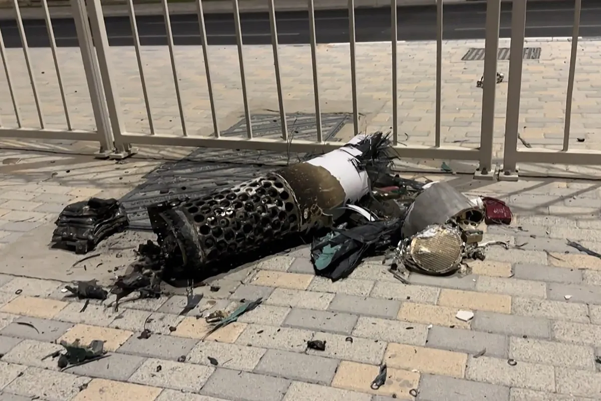 Parte de míssil iraniano interceptado em Doha contra a maior base dos Estados Unidos no Oriente Médio