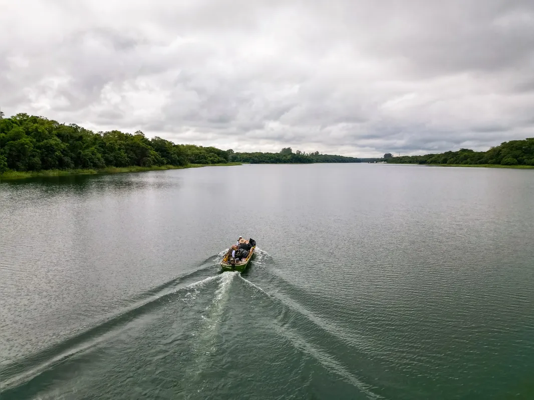 Imagem ilustrativa da imagem Itaipu promove limpeza do lago em parceria com pescadores