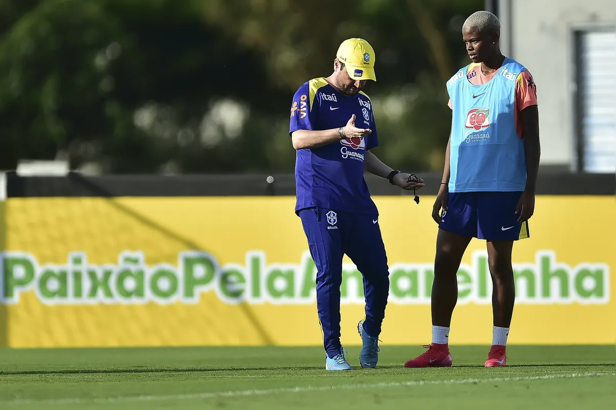 O técnico Arhtur Elias orienta Jhonson  durante treino da seleção: “Ele sempre acreditou em mim e me trouxe para o Corinthians, insistiu para me contratar"