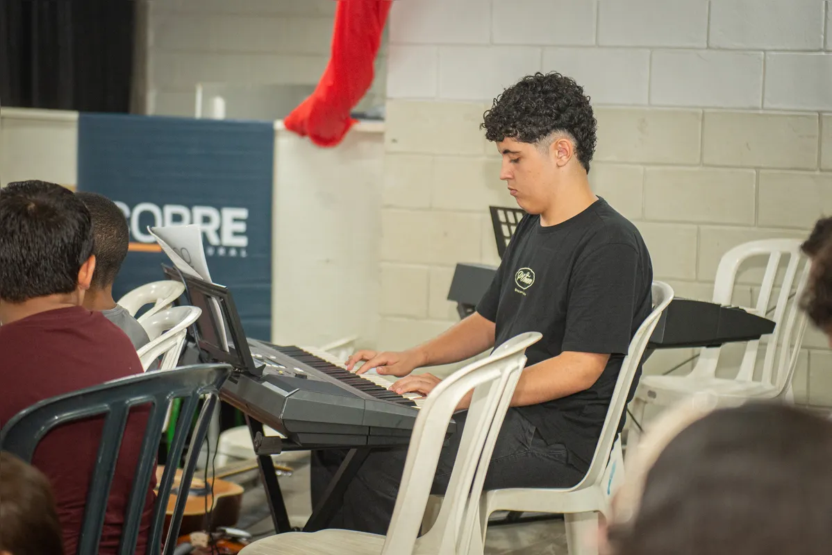 O jovem Luiz Henrique Fernandes em aula de teclado