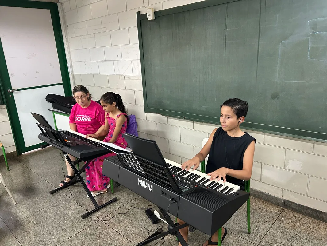 A professora Damaris Sabóia, Alyce Ferezin e Benjamin Pelizon, respectivamente