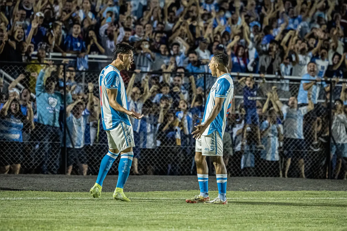 Pablo e João Vitor comemoram vitória do LEC sobre o Ypiranga por 3 a 1 na estreia da Série C 2025