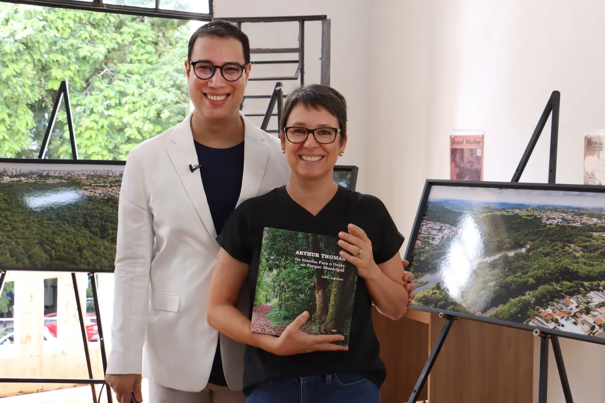 Luporini com Edméia Ribeiro, diretora do Museu Histórico de Londrina