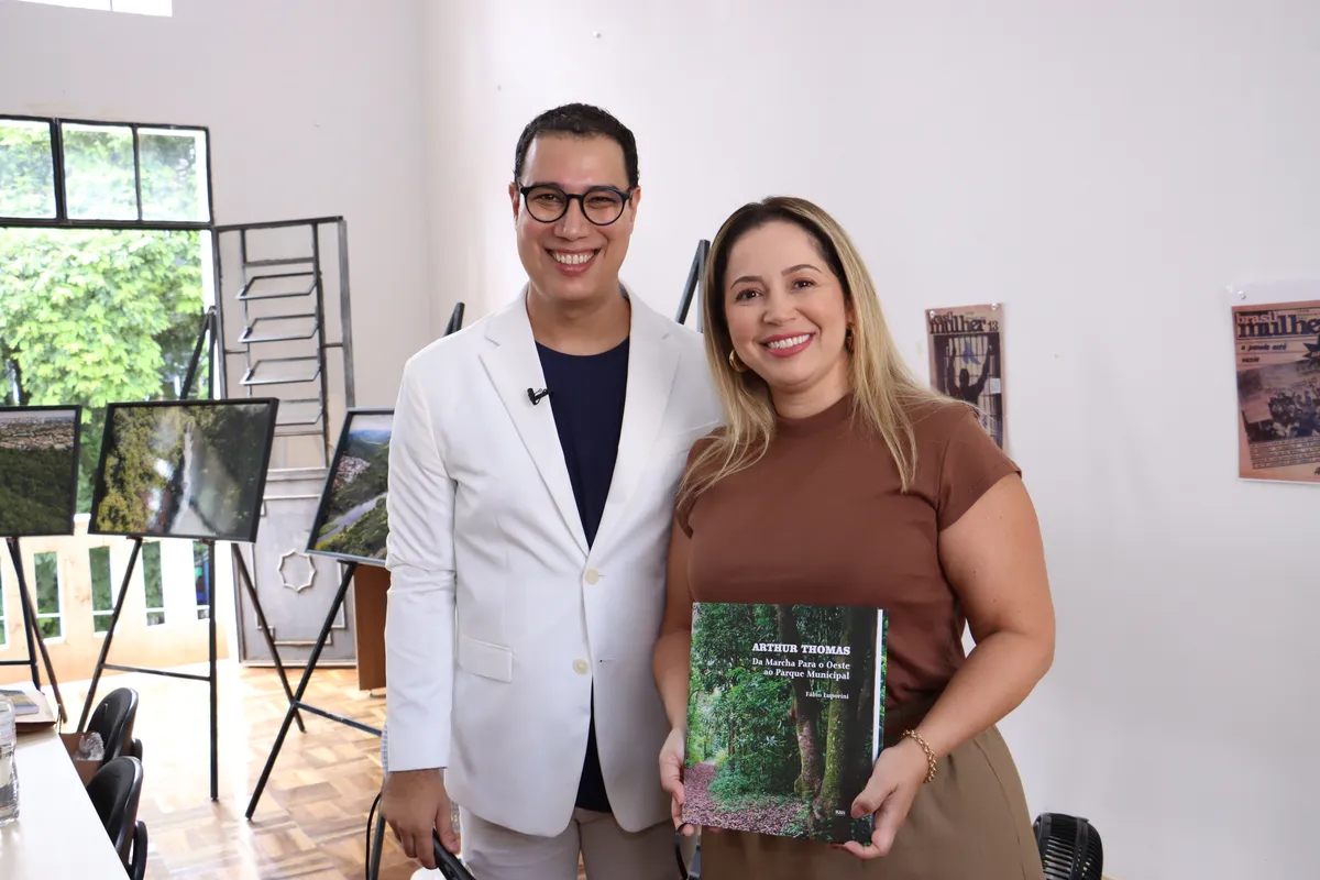O escritor Fábio Luporini com Hérika Galli, diretora de turismo da Codel