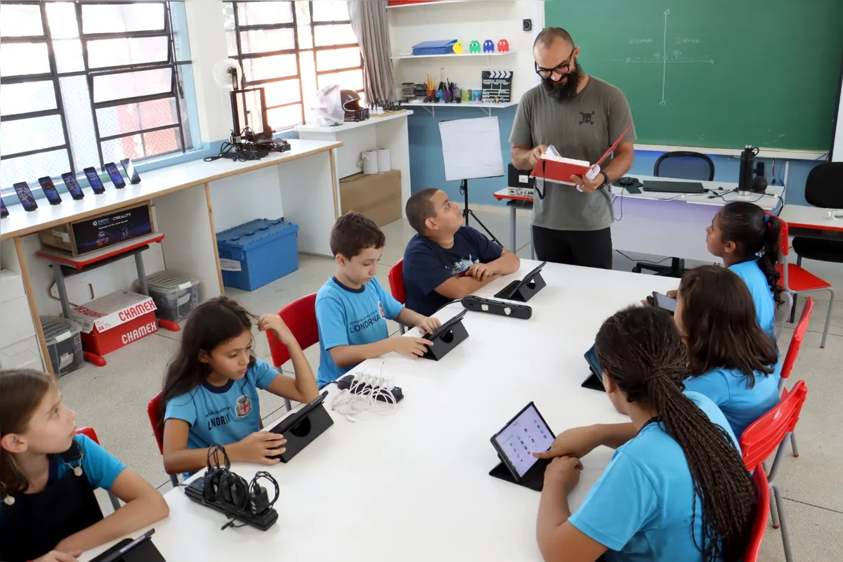 O professor Josué Júnior conduzindo as oficinas de Letramento Digital na Escola Municiopal Joaquim Vicente de Castro: cada turma conta com cerca de 20 alunos