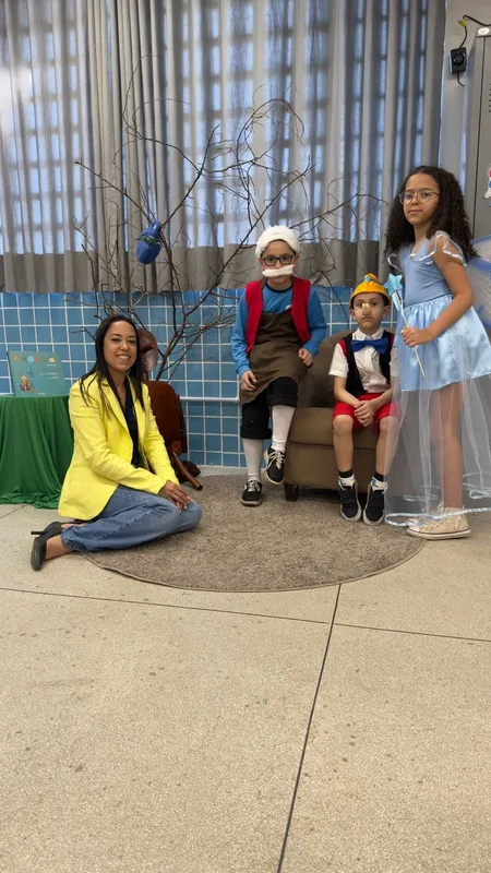 A diretora da E.M. Sônia Parreira Debei, Daniela Neves, com os personagens de "Pinóquio"