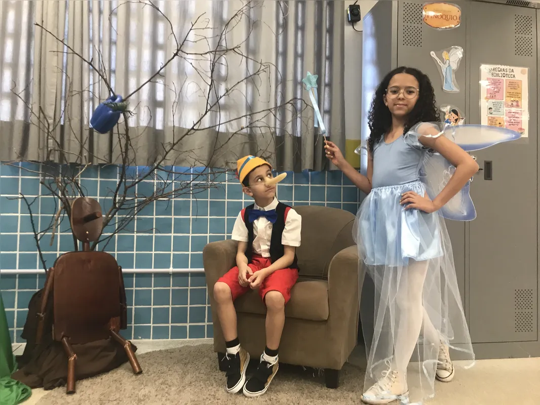 Luiz Felipe Kruliski e Laura Felício, alunos da E.M. Sônia Parreira Debei, interpretando a história de Pinóquio, um clássico da literatura infantil
