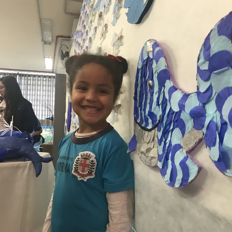 Maria Clara Souza, do P4 da E.M. Sônia Parreira Debei, mostra sua versão da baleia histórica em exposição
