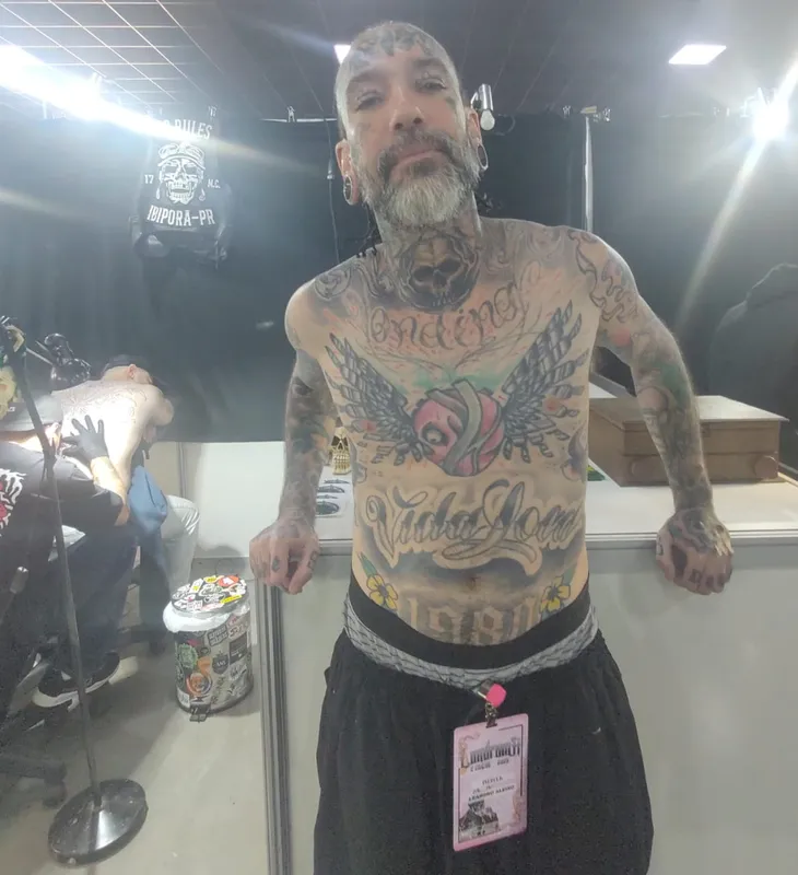 Leandro Aleixo, especialista em piercing: 19 anos na área e mais de 50 mil procedimentos realizados