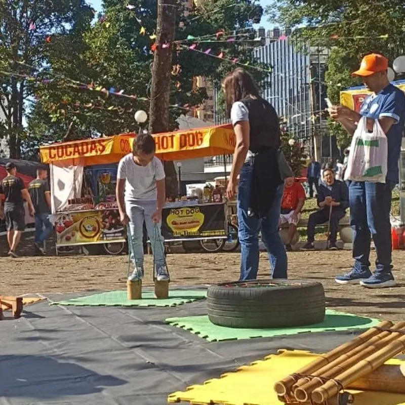 Crianças aproveitaram as brincadeiras disponíveis na Praça Marechal Floriano Peixoto, a popular Praça da Bandeira