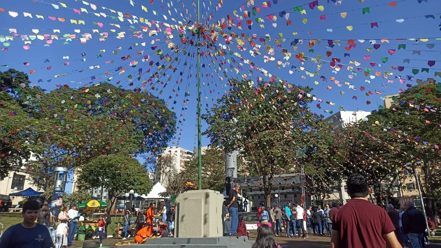 Praça decorada e com atrações levou grande público para o evento Viva o Centro Londrina