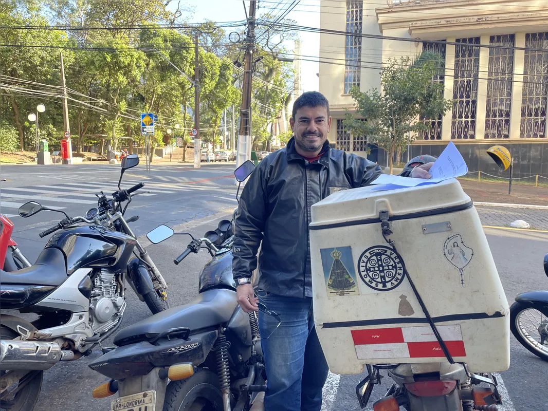 Rafael Soares Couto,  entregador: “A gente pensa duas vezes, mas tem que levantar da cama, não tem outro jeito”