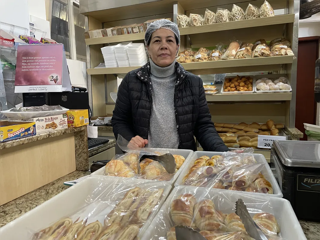 Vanessa Monteiro de Paula aproveita para dar uma passadinha de vez em quando ao lado do forno onde os pães são assados
