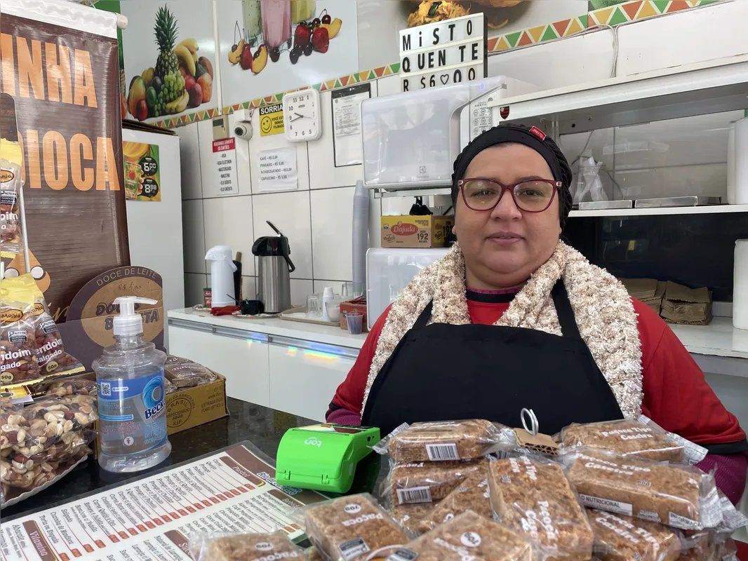 Ivanete Aparecida Machado Martins se divide entre o balcão e a fritadeira