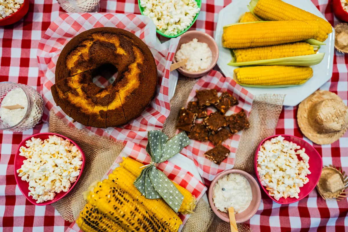 As comidas típicas estão entre as atrações das festas juninas junto com as fogueiras e as bandeirinhas