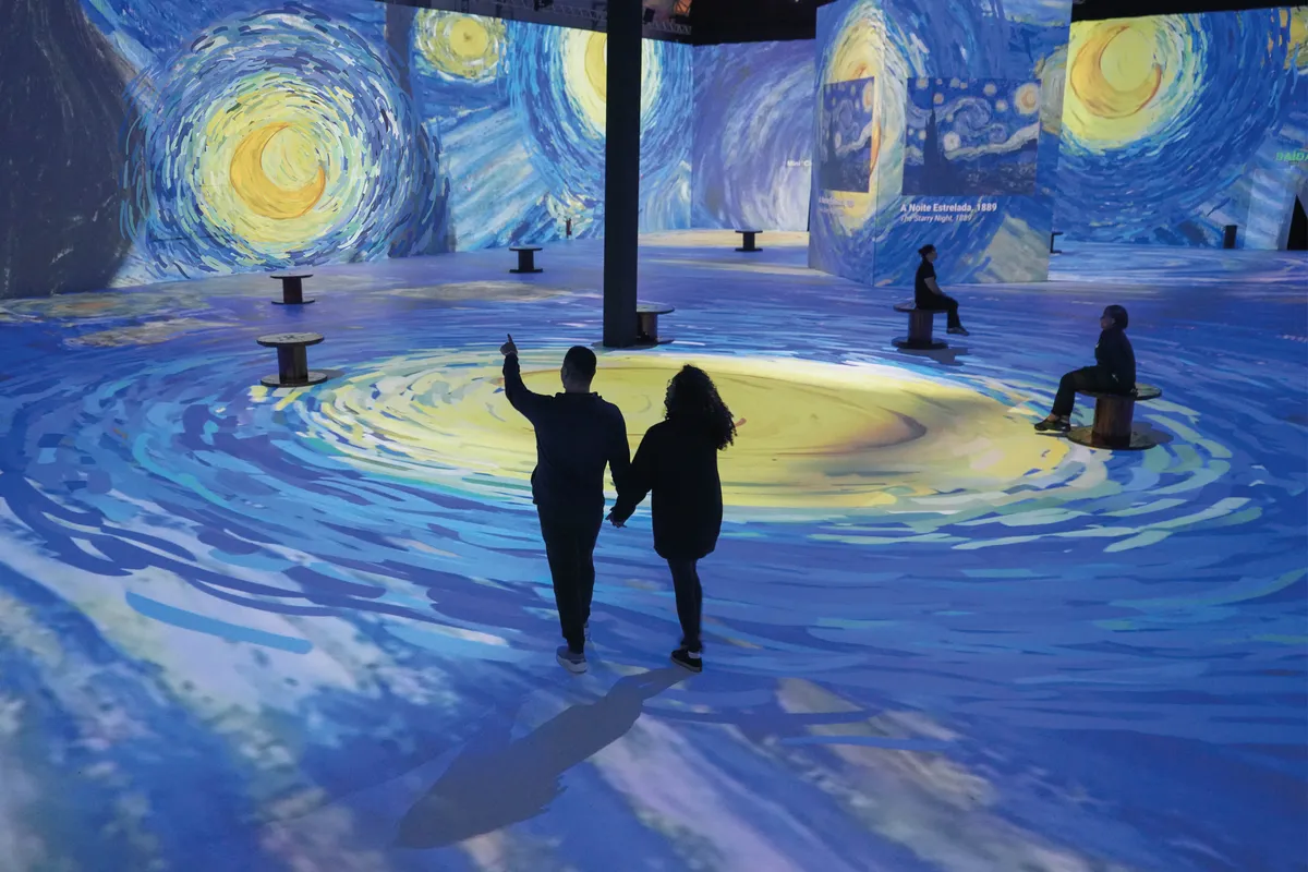 A célebre tela "Noite Estrelada" integra a exposição que redimensiona as obras de Van Gogh através da tecnologia