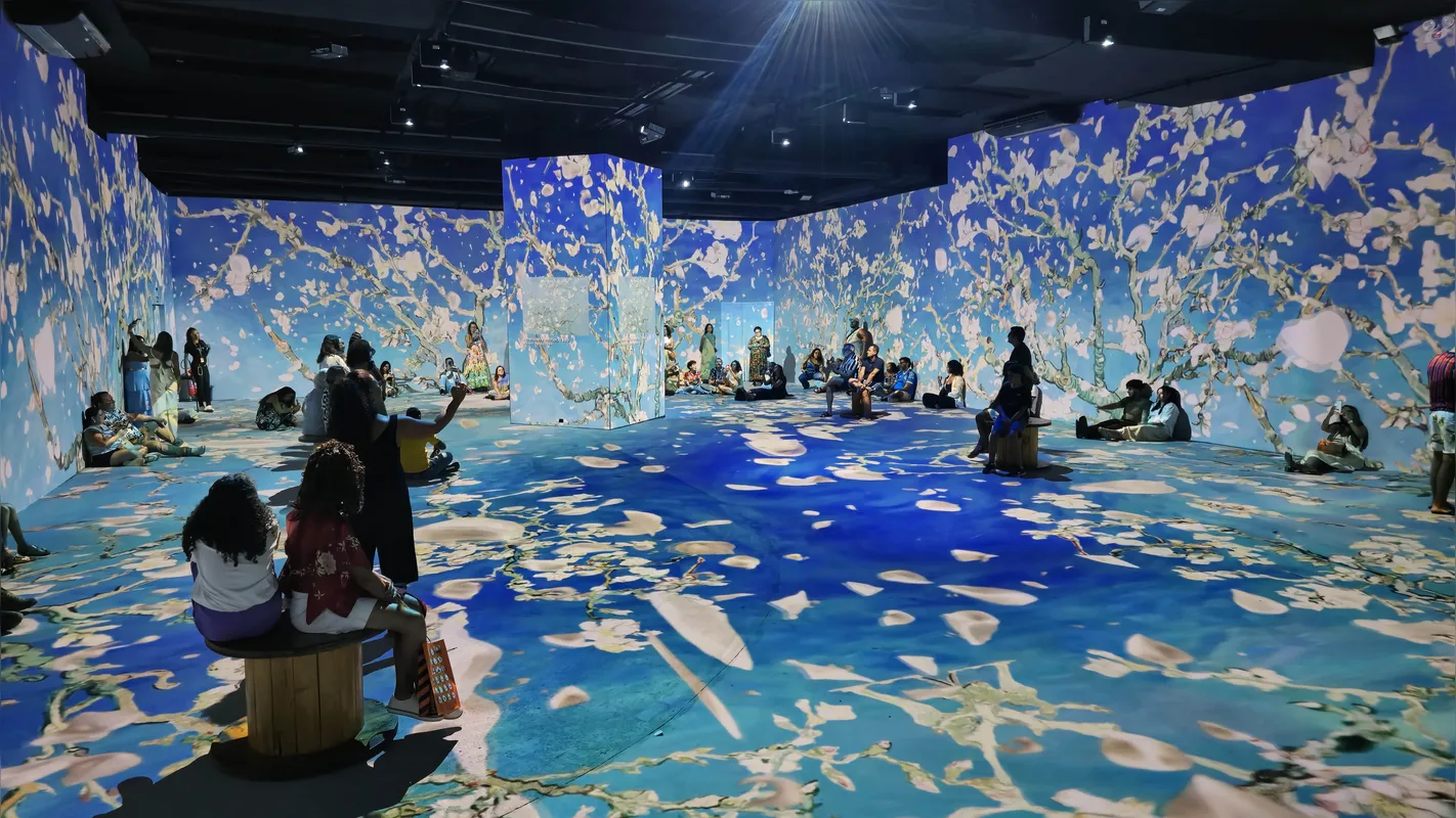 A tela "Amendoeira em Flor", de Van Gogh,  cria um efeito impactante na exposição