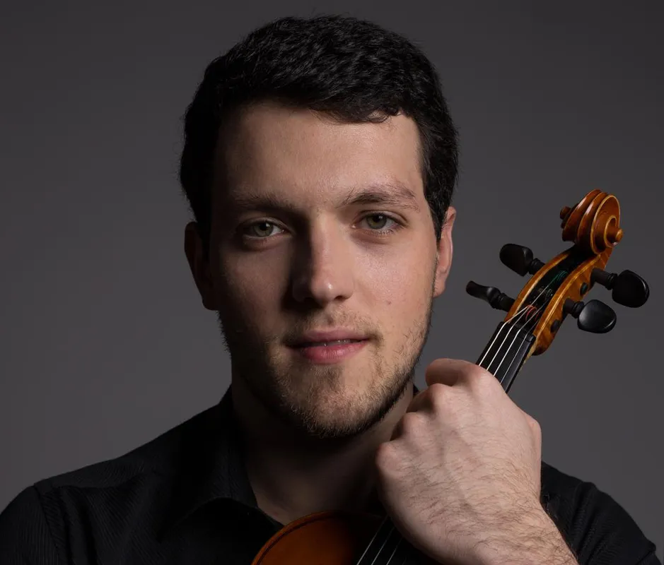 O violinista londrinense Nikolau Ratchev participa das apresentações  no Espaço Villa Rica