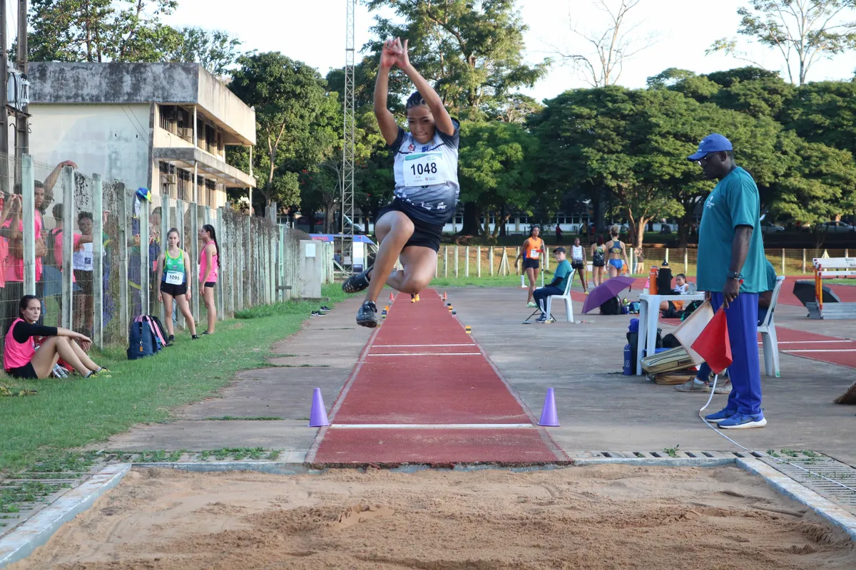Novos talentos do atletismo londrinense em ação na pista da UEL