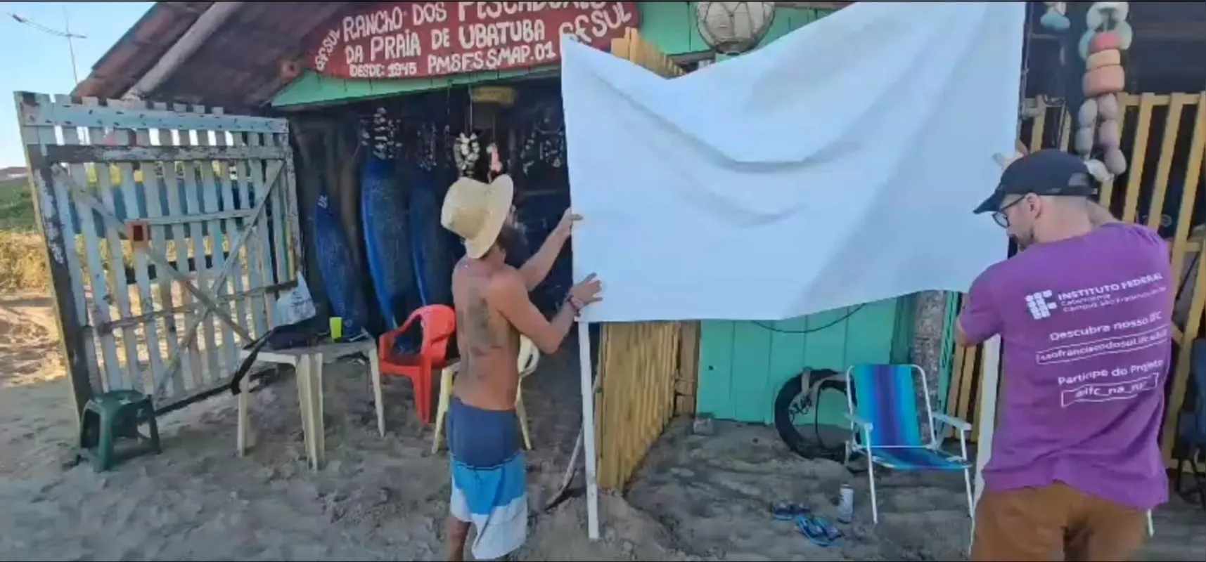 Os próprios pescadores ajudam a montar o telão e esticam fios elétricos de casa para instalar o projetor do Cine Rancho na praia