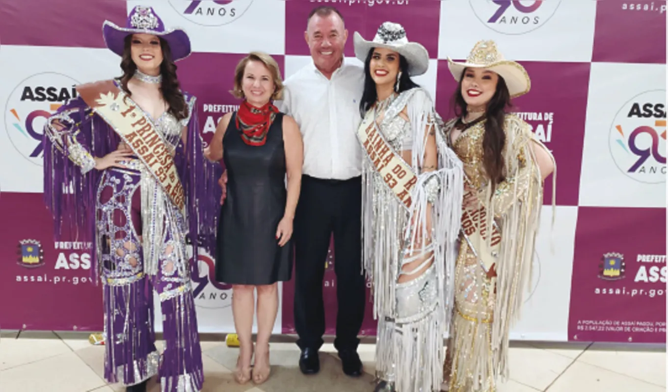 Rainha e 1ª e 2ª Princesa com o prefeito de Assaí, Tuti Bomtempo, e a esposa, Neusa Bomtempo