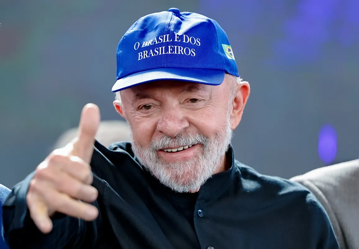 "A coisa [Bolsonaro] mandou um filho que era deputado se afastar da Câmara para ir lá ficar pedindo: 'Trump, pelo amor de Deus, solta meu pai, não deixa meu pai ser preso'.", afirmou Lula