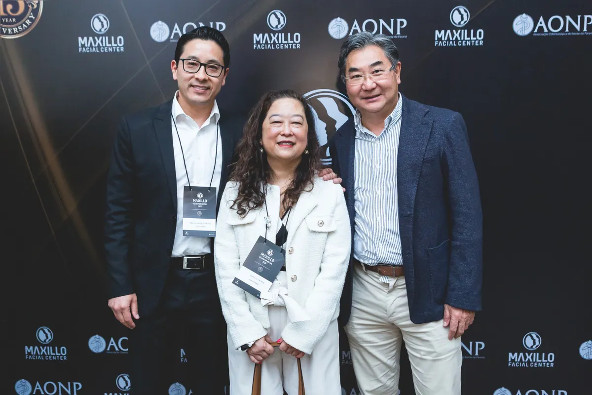 Dr. Marcos Guskuma com a Diretoria da Associação Odontológica do Norte do Paraná, Dra Berenice Tatibana e Dr. Wilson Kobayashi