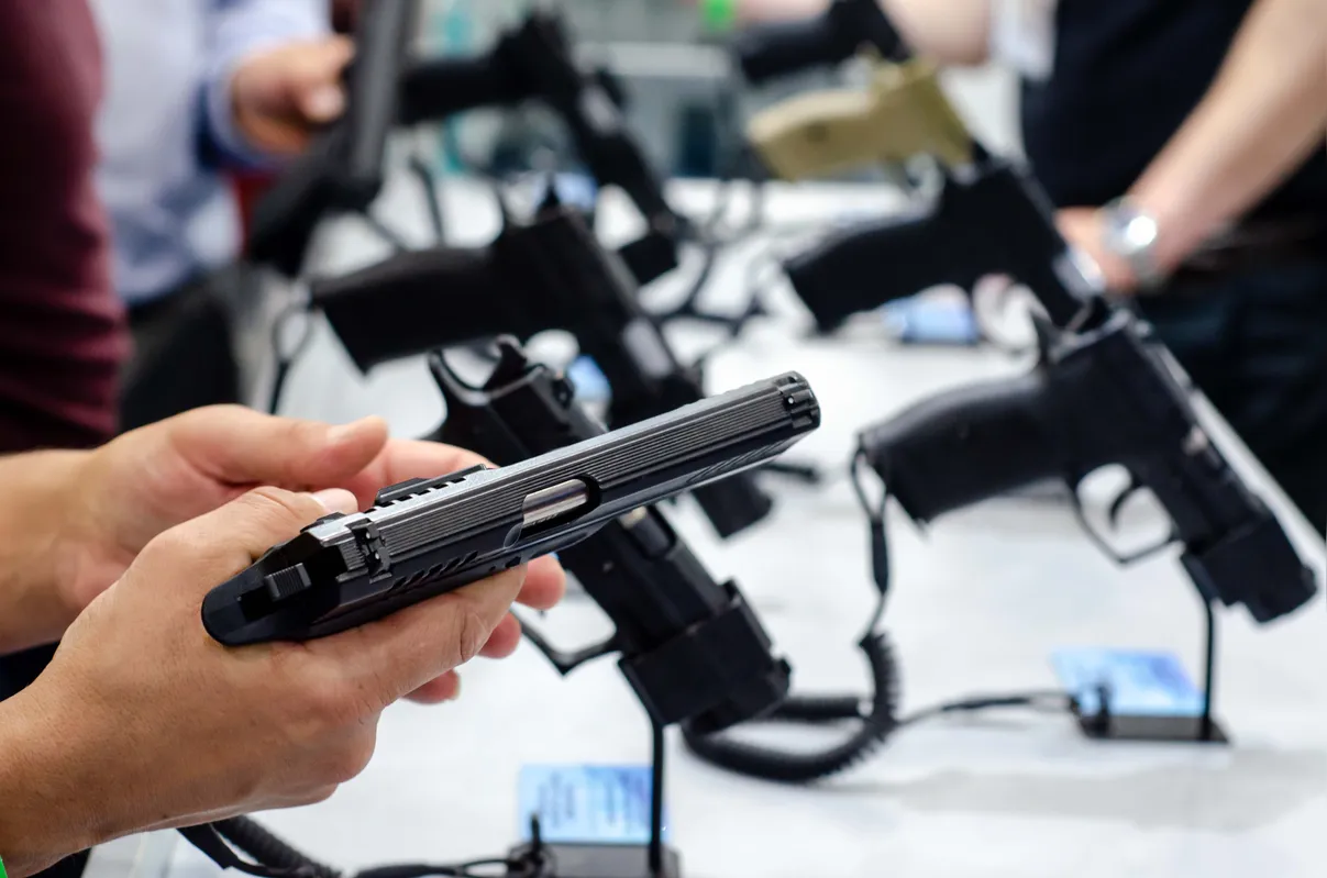 Entre 2018 e 2022, segundo o ministro Gilmar Mendes, houve um desmonte do controle de armas no país: o aumento do número de armas nas mãos de CAC saltou de 350 mil para mais de 1 milhão