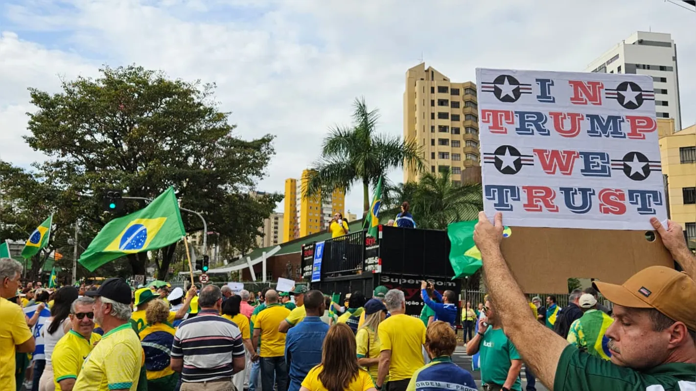 Manifestante levanta cartaz que diz, em inglês, "em Trump nós acreditamos"
