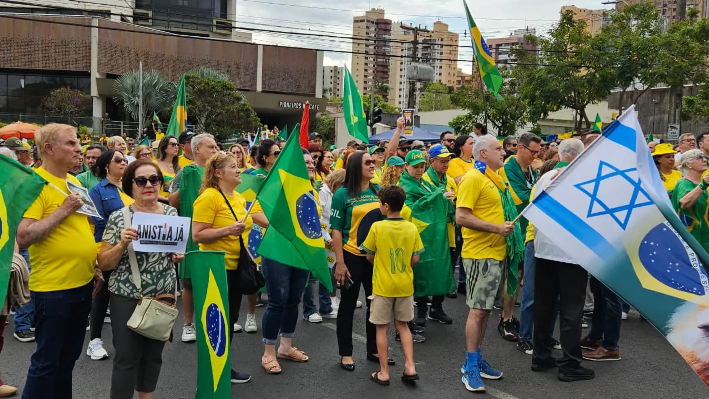 Manifestação, em Londrina, teve bandeiras do Brasil e também de Israel