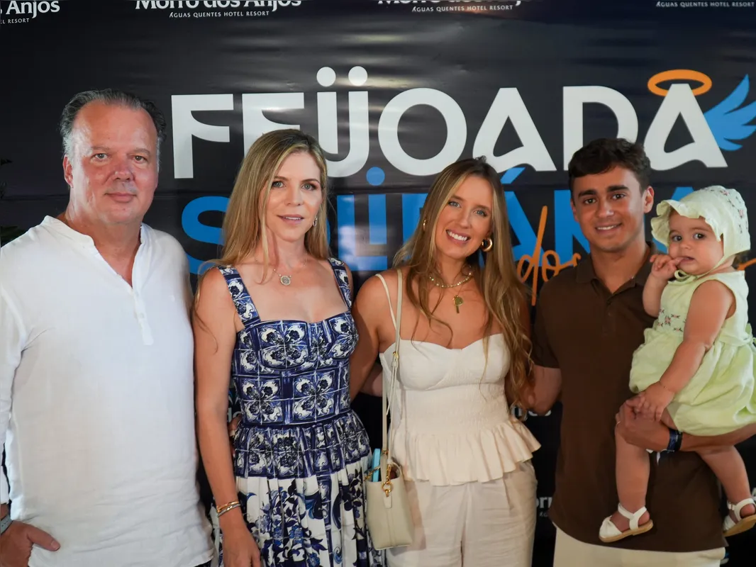 O anfitrião, Rodrigo Ferro, com a esposa, Carla Ferro, mais o deputado federal Nikolas Ferreira, a esposa, Lívia, e a filha, Aurora