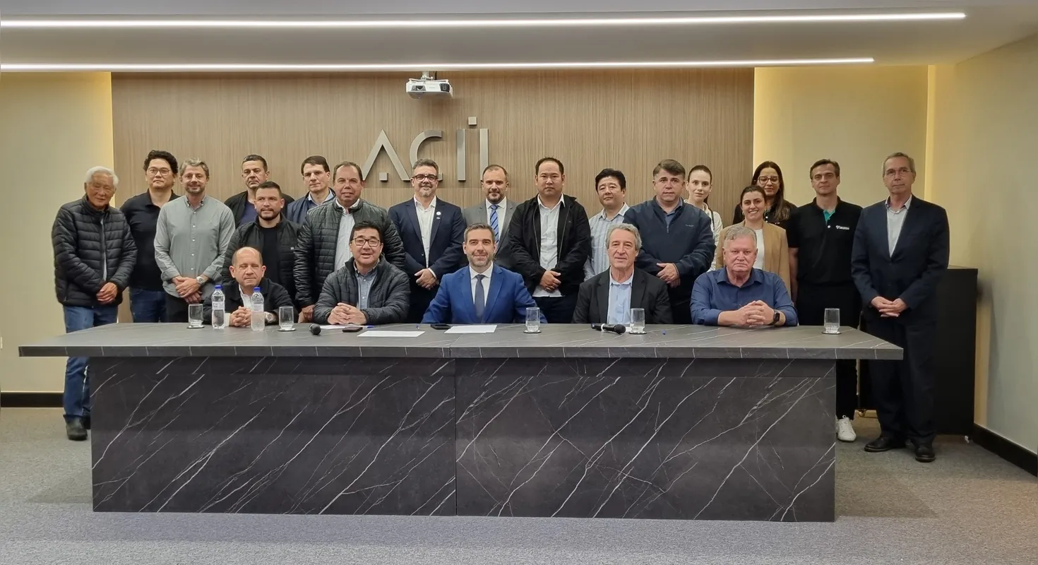 Os deputados Denian Couto e Jairo Tamura com o vice-presidente da Acil, Gerson Guariente, representantes de entidades e empresários durante reunião da comissão