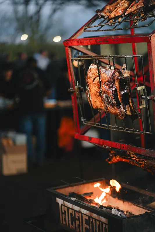Os convidados foram recepcionados com fogo de chão, carne no ponto, chope, e, claro, muita alegria
