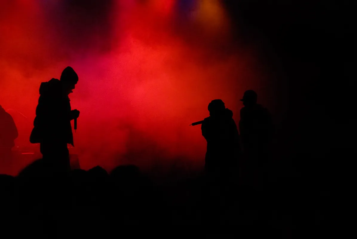 O rap tem sido levado a muitos espaços culturais além do palco, como escolas, universidades e centros sociais, ampliando o acesso à cultura