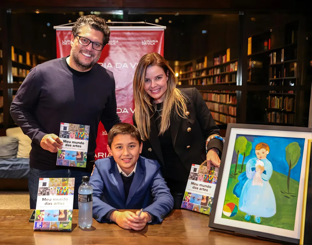 O jovem autor com Faiçal Janani e Carolina Cavatorta Janani