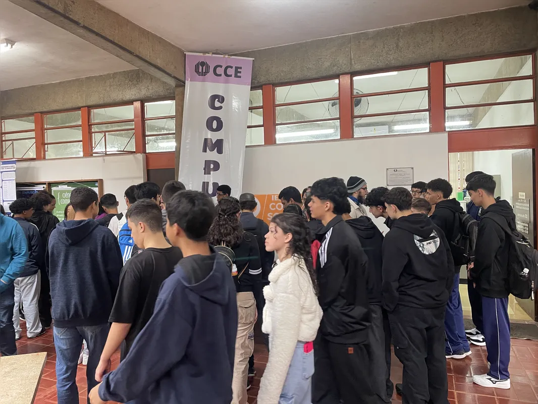 Imagem ilustrativa da imagem Milhares de jovens participam da Feira de Profissões da UEL