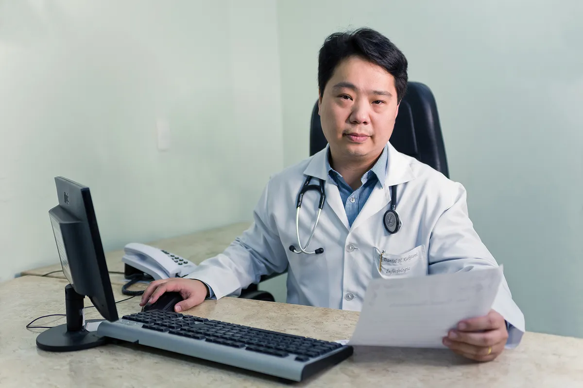 Daniel Kakitani, médico infectologista: “Os imunizantes usados no Brasil não possuem vírus ativos, ou seja, não causam a doença"