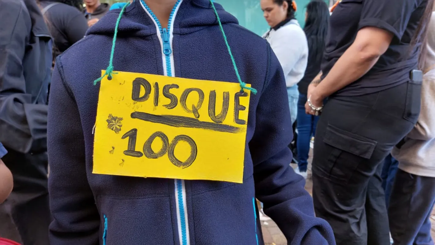 Cartaz orienta sobre como denunciar violência contra criança e adolescente