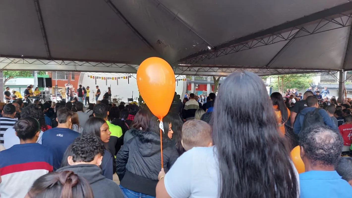 Balões foram distribuídos pela Guarda Municipal em alusão ao Maio Laranja
