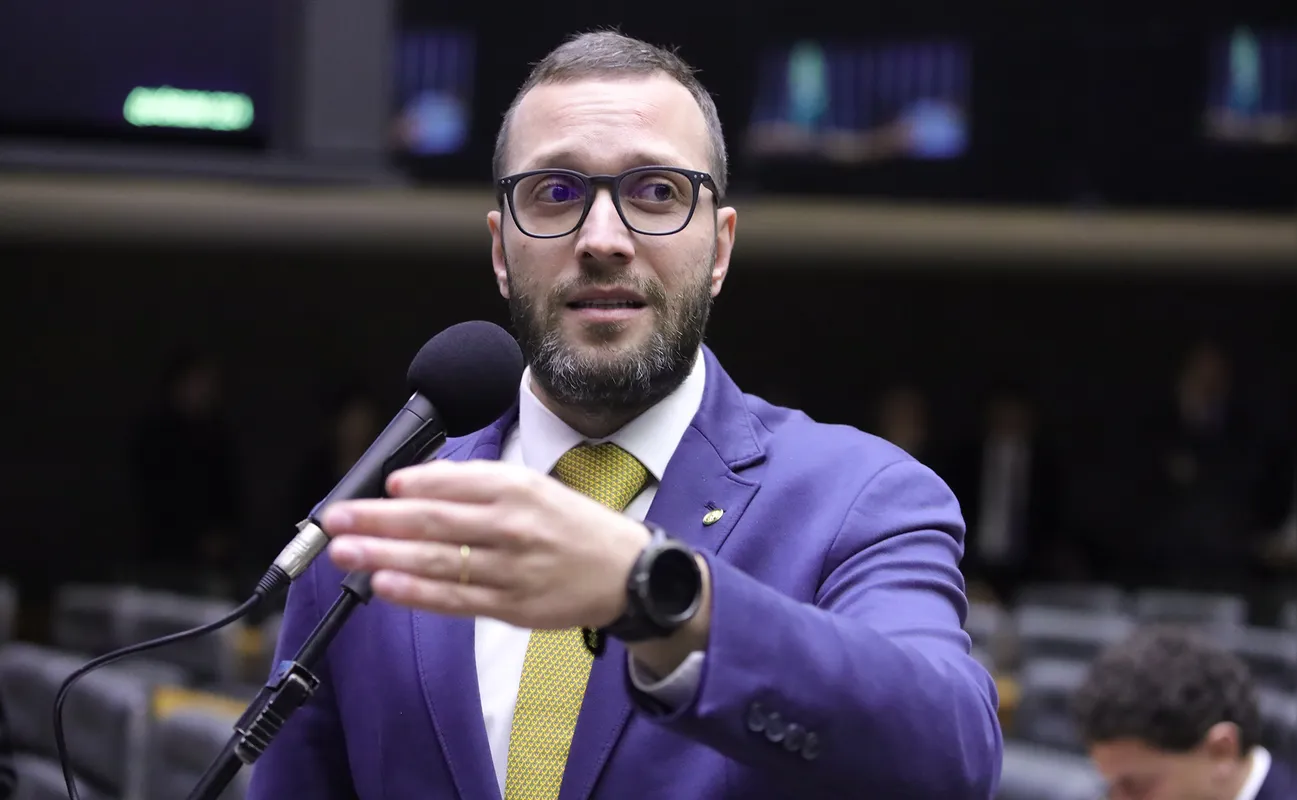 O deputado Filipe Barros disse que viajou aos EUA para compromissos oficiais e com permissão da presidência da Câmara