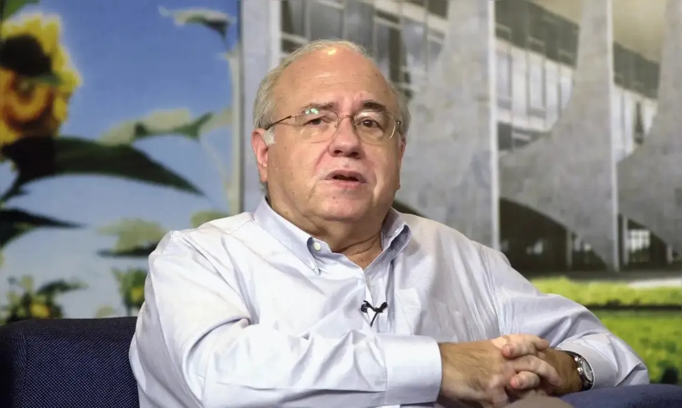 O escritor gaúcho é dono de uma trajetória profissional rica, atuando como cartunista, tradutor, roteirista, publicitário, revisor, dramaturgo e romancista