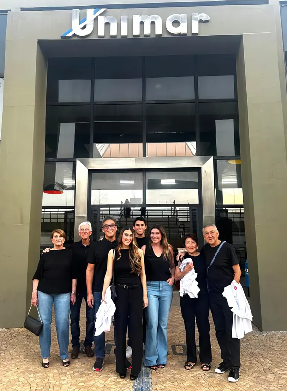 Os avós  Rosa e José Eduardo  Junqueira, os pais Marco e Carolina , o irmão Rafael e os avós   Kessae e Luis Carlos Miguita (médicos) com  a futura médica